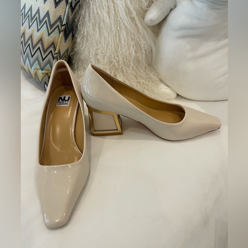 NU Ninety cream and gold shoe elegant size 5